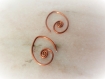 Petites boucles d'oreilles en fil de cuivre,spirale,tourbillon,arabesque,tournicoti,enluminure,sobre,simple,mini,small simple earring,copper