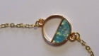 Bracelet en chaîne dorée et breloque dorée opale