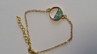 Bracelet en chaîne dorée et breloque dorée opale