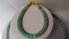 Parure collier mi-long et bracelet en résille tubulaire bleue, perles magique vertes, strass jaune/ambré