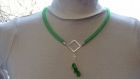 Collier résille tubulaire verte, strass vert, perles cubes swarovski