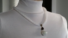 Collier résille tubulaire blanche, strass blanc transparent et goutte de verre avec perles caviar blanches