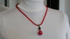 Collier résille tubulaire rouge, strass rouges et goutte de verre avec perles caviar rouges