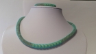 Parure collier mi-long et bracelet en résille tubulaire bleue, perles magique vertes, strass jaune/ambré