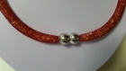 Collier en résille tubulaire rouge, mini strass couleur topaze, perles argentées, fermoir aimanté