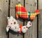 Duo de lapins calins, pompons colorés et motifs 