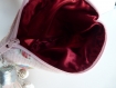 Pochette rose en simili cuir rose et tissu fond rose et bouquet avec son pompon assorti 