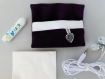 Mini pochettes velours violet bordee simili cuir blanc et sa breloque 