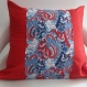 Housse de coussin 30x30 cm rouge avec arabesques bleu, blanc, rouge 
