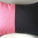Housse de coussin 45x35 cm; noir et rose; motifs géométriques.