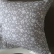 Housse de coussin 40x40 cm. motifs dentelle grise et blanche