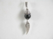  pendentif perle noire et breloque aile .