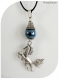 Pendentif perles de verre bleues et breloque cheval.
