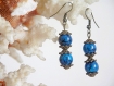 Boucles d'oreilles perles de verre bleues et noires. crochets bronze .