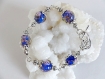 Bracelet perles bleues motifs roses et bronze , breloque feuille .fermoir toggle.