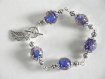 Bracelet perles bleues motifs roses et bronze , breloque feuille .fermoir toggle.