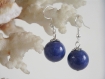 Boucles d' oreilles grosses perles agates teintées 14 mm , crochets argentés.