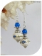 Boucles d'oreilles perles de verre blanches et bleues . crochets argentés.