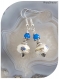 Boucles d'oreilles perles de verre blanches et bleues . crochets argentés.