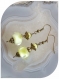 Boucles d'oreilles perles de verre jaunes . crochets couleur bronze .