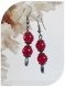 Boucles d'oreilles perles de verre rouges . crochets couleur anthracite