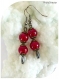 Boucles d'oreilles perles de verre rouges . crochets couleur anthracite
