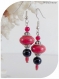 Boucles d'oreilles perles de verre rouges et noires. crochets argentés.