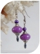 Boucles d'oreilles violettes et noires. crochets argentés