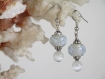 Boucles d'oreilles en perles de verre bleues et perles œil de chat , crochets argentés.