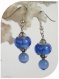 Boucles d'oreilles en perles de verre et perles œil de chat bleues, crochets argentés.