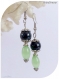 Boucles d'oreilles perles de verre vertes et noires. crochets argentés.
