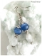 Boucles d'oreilles perles de verre blanches et bleues.