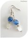 Boucles d'oreilles perles de verre blanches et bleues.