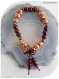 Bracelet élastique en perles de bois marron et orangées avec perles intercalaires couleur bronze.