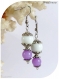 Boucles d'oreilles perles de verre blanches et violettes . crochets argentés.