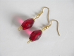 Boucles d'oreilles perles rouges facettées. crochets dorés.