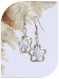 Boucles d'oreilles perles blanches et perles intercalaires argentées . crochets argentés.