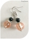 Boucles d'oreilles perles de verre noires et saumon.