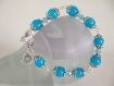 Bracelet pierres teintées bleues et cristal swarovski bleu , fermoir toggle.