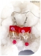 Boucles d'oreilles perles de verre carrées rouges. crochets argentés.