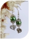 Boucles d'oreilles perles de verre nacrées vertes et breloques cœurs .