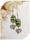 Boucles d'oreilles perles de verre nacrées vertes et breloques cœurs .