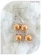 Boucles d'oreilles perles nacrées oranges . crochets argentés.