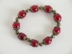 Bracelet élastique perles de verre rouges .