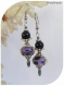 Boucles d'oreilles perles de verre violettes et noires .