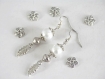 Boucles d'oreilles perles de verre blanches et breloque feuilles .