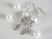 Boucles d'oreilles perles de verre blanches et breloque feuilles .