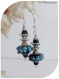 Boucles d'oreilles perles de verre bleues et noires .