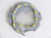 Bracelet de cheville pierres agates teintées couleur anis et perles argentées.