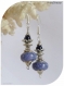 Boucles d'oreilles perles de verre couleur bleu lavande et noires .